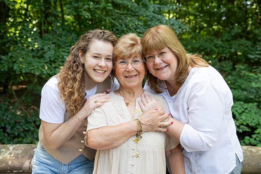 familie fotoshoot kleindochter, oma en dochter