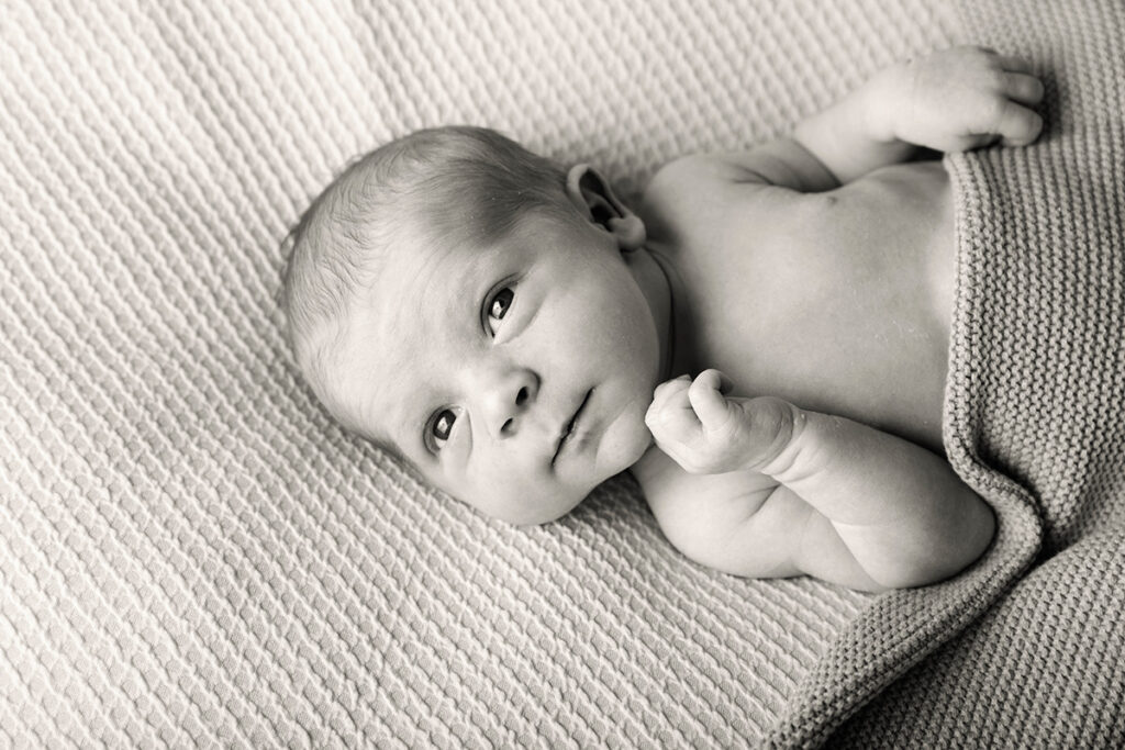 newborn fotoshoot baby met ogen open