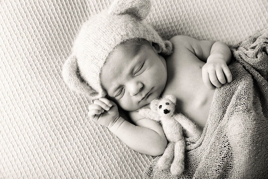 newbornshoot baby met knuffel